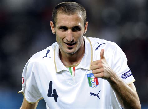 Born 14 august 1984) is an italian professional footballer who plays as a defender and captains both serie a club juventus and the italy. Giorgio Chiellini ha sposato Carolina Bonistalli: devoluto ...