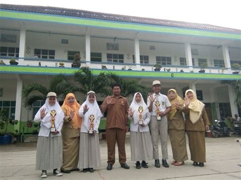 Faisal akbar, viona aulia rachma dan anis kamila shaleha kepada wakamad kesiswaan dengan disaksikan seluruh siswa dan dewan guru. Siswa SMK Mutu Boyong Piala di LKS 2018