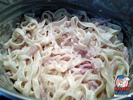 Lleva esta mezcla al fuego y añade la gelatina hidratada escurrida. Receta de Tagliatelle o Tallarines con Nata y Bacón