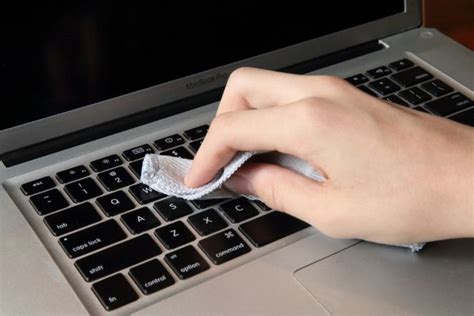 Kebanyakan orang menggunakan satu kain lap untuk semua pekerjaan tersebut. Keyboard Laptopmu Berdebu? Bersihkan dengan Cara Ini ...