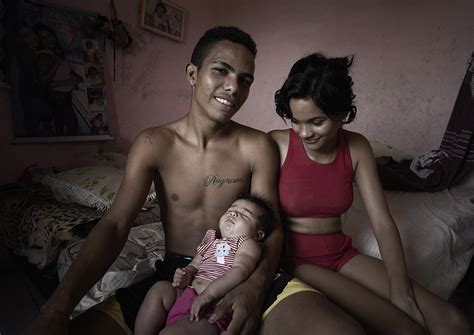 O número foi ampliado, depois que três vítimas que deram. Favelas of Fortaleza in the picture - De vrouw van beneden