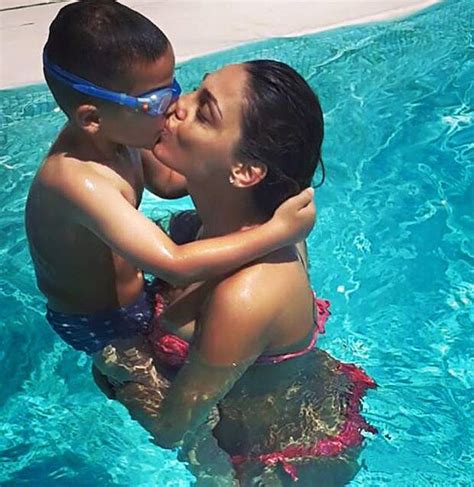 Si è raccontata a domenica. Anna Tatangelo, bellissima in piscina con il figlio ...