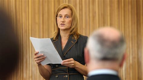 Moderátorka eva decastelo (41) sa pri oddychu vo vírivke rozhodla zhodiť vrchný. Moderátorka Drtinová poslechla vedení ČT. Odchází ze ...