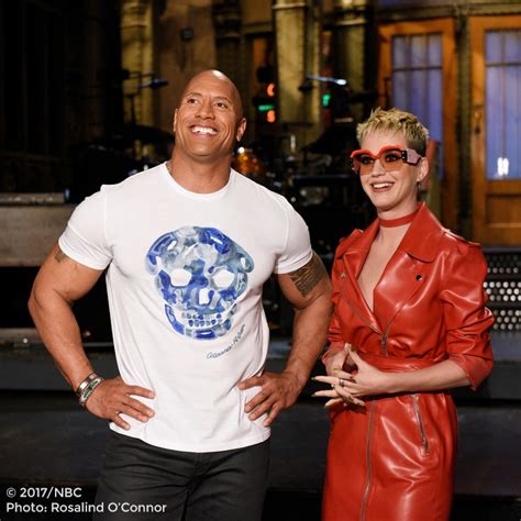好萊塢巨星巨石強森（dwayne johnson）3日透過影片宣布確診新冠肺炎，而且妻子和2個女兒也都染疫，目前正在隔離治療中。 更多相關新聞 巨石強森自爆確診 老婆、2小孩全染疫 捲「豬揚情變」神隱5個月 愷樂露面胸貼他! 巨石強森搭檔湯姆漢克 宣告2020選總統! - 自由娛樂