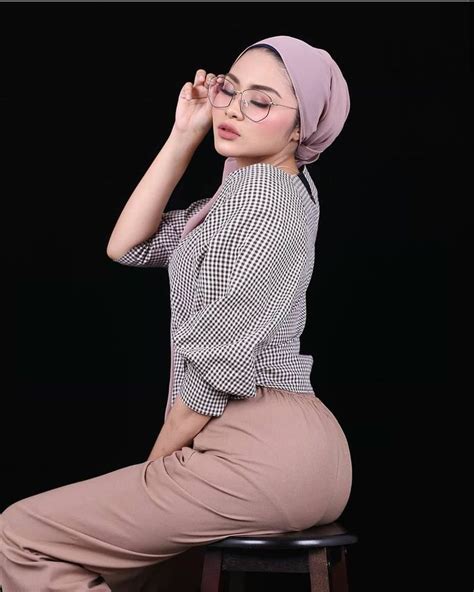 Kami membekal kan pelbagai design untuk polo ralph lauren dan jeans berbagai brand serta t shirt kain. Gambar mungkin berisi: satu orang atau lebih | Hijab chic ...