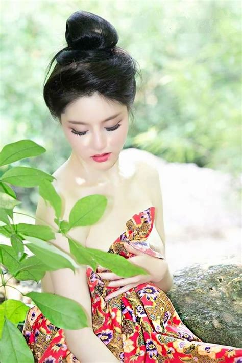 Rambutnya digerai indah, pulasan makeup bold menambah cantik penampilannya. Galeri Foto Model Seksi Pakai Kemben 10 - Minami