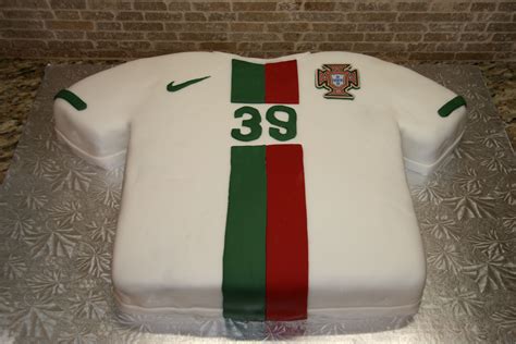 Voetbalshirt portugal nummer 17 maat xl het hele shirt voorzien van wapen in de stof, zie foto 3. Portugal Soccer Jersey Cake | Portugal soccer, Soccer cake ...