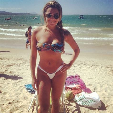 Rita barberá es la cabeza de desafío total. Monique Amin aposta em biquíni cavado em dia de praia ...