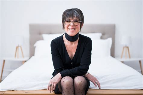 Sortir d'un labyrinthe de maïs grâce au vendée globe. Séance boudoir femme 50 ans | photographe portrait Lille ...