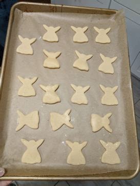 But also with this ingenious baking hack brought to you by geogal42 aka kate atakturk. How to Make Baby Yoda Cookies for Christmas | Let's Eat Cake