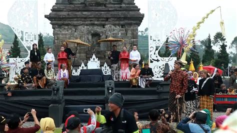 Enam ratus tahun lalu ketika dieng masih banyak di diami dewa dewi hindu ( menurut umat agama hindu ) seorang utusan dari kerajaan mataram kuno di perintahkan untuk membuka dieng dan memperluas kekuasaan mataram, bersama istrinya nyi roro ronce, kedua pasangan ini di utus dari ilham yang mereka peroleh dari nyi kidul, untuk mendiami daerah sepi di tengah pulau. Ruwatan Potong Rambut Gimbal - YouTube