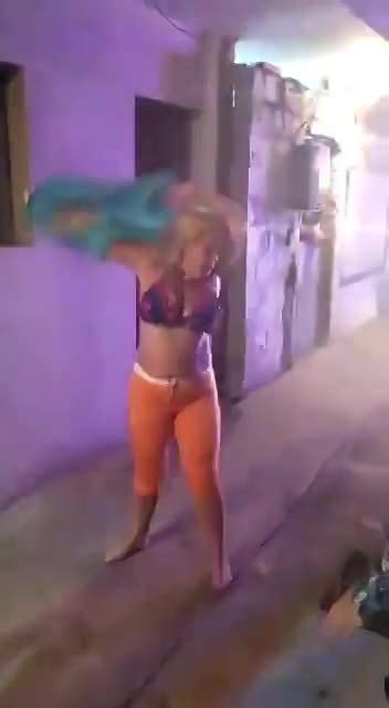 Girls gets their mouth full. BUSTY WOMAN FIGHTING POLICE - LiveGore.com