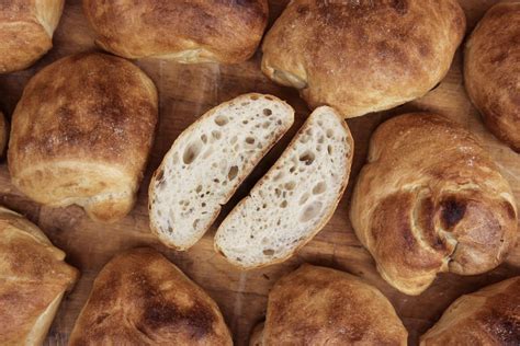 Aujourd'hui je vous propose la recette des petites baguettes de pain maison, avec un résultat très proche de celui de votre. Pain Maison / Book a room at la maison pain d'épices in ...