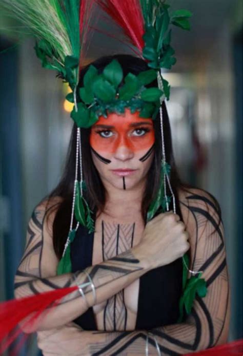 Aprendeu a lidar com a privacidade. Alessandra Negrini se caracteriza de índia para o carnaval ...