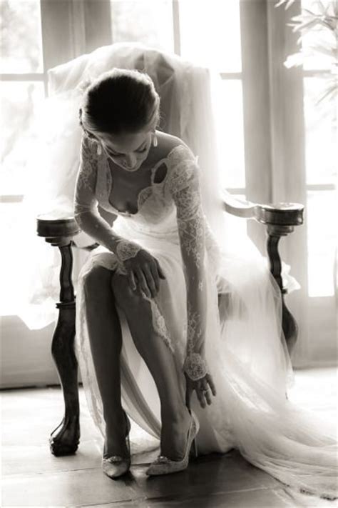Girls getting ready wedding photo. 15 Getting Ready Photos You Must Have | WeddingPhotoUSA