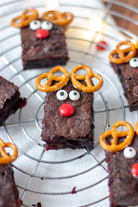 Ich meine, schokolade mag ja irgendwie jeder. Rudolph-Rentier-Brownies mit Kirschen | Weihnachtliche ...