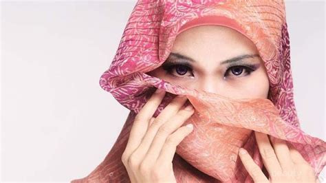 Di indonesia, produk bersertifikat halal naik tajam hingga sekitar 200.000 pada tahun lalu, dan tak hanya makanan, namun juga kulkas hingga kosmetik. Brand Skincare Korea dengan Label Halal