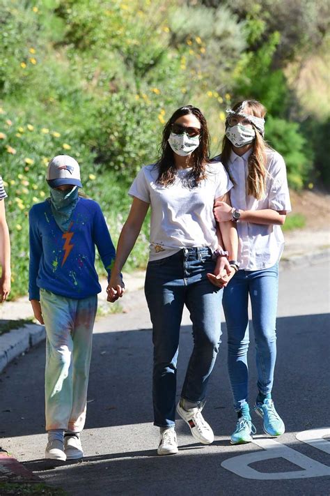 But then again, there's jennifer garner's instagram—a holy grail of her kids' science experiments, inspiring musical performances, a photo with vice presidential candidate kamala harris, and a. Jennifer Garner in a Face Mask Was Seen Out with Her Kids ...