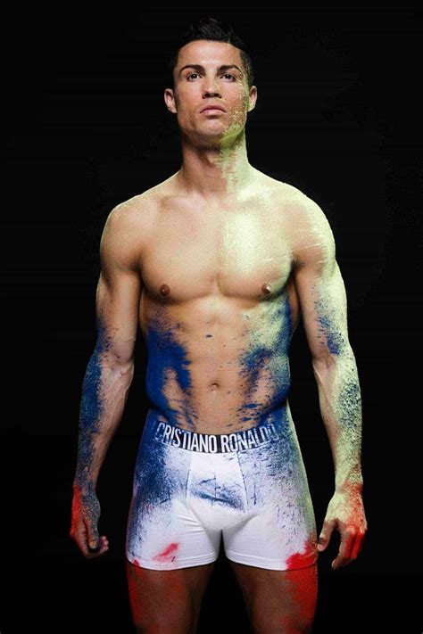 He's considered one of the greatest and highest paid soccer players of all time. Cristiano Ronaldo se apunta a la moda del "body painting"