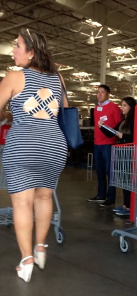 Sola en la tierra ver ahora. Señora caderona en vestido pegado en el supermercado | Mujeres bellas en la calle