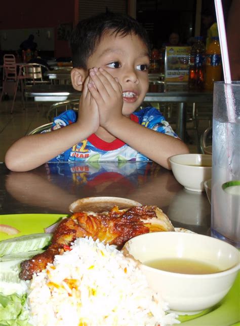 Viral nasi lemak stall is giving away 600 free packets for its 1st week in shah alam. aleen di alamaya: Nasi Mandey a.k.a Nasi Arab @Shah Alam