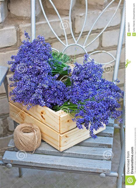 Tappezzare una sedia, il rivestimento a questo punto stendete il tessuto sulla parte da rivestire, facendo attenzione a non lasciare pieghe o irregolarità. Lavanda In Scatola Di Legno E Una Bobina Della Corda Sulla ...