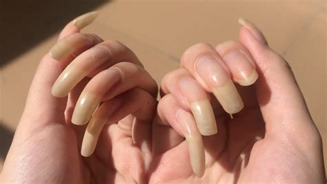 How long should men's nails be? 04Oct2020_Nails close-up in sunlight - RuRu Long Nails
