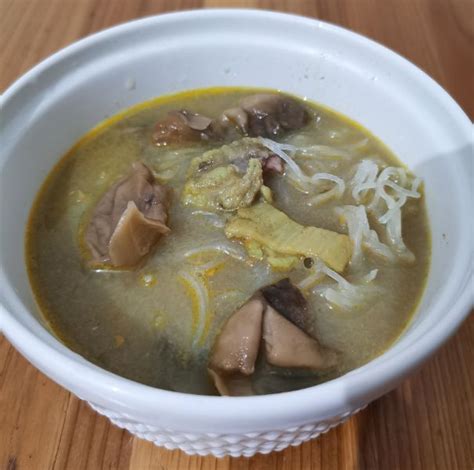 Lempah kuning, masakan ikan berkuah kuning yang pedas bakso goreng ayam dan bihun isi telur puyuh. Seni Rasa Fusion Food Nusantara Dari Hutan