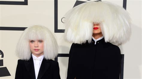 Sia has written songs for pop stars like rihanna, katy perry, and britney spears, but this time she saves the swing from the chandelier moment for her own angelic voice. Sia verrast danseres Maddie met auto - Qmusic