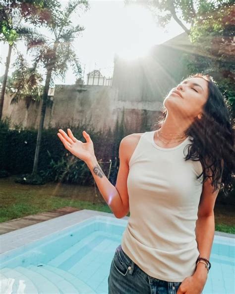 Bukan hanya warga jawa barat yang notabene daerah asalnya yang kini mengetahui seblak, tapi cemilan pedas ini kini sudah dikenal oleh masyarakat. 11 Potret Sophia Latjuba Pamer Tato, Ada Huruf Arab yang Tersembunyi