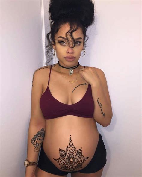 The lower stomach is etched with exclusive fonts and a green feminine silhouette for an empowering look. Beautiful & amazing Baby belly ♡♡》 @ashleyosorio97 | Belly ...