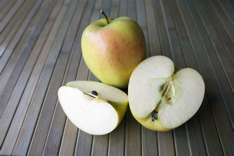 There are 29 calories in a 1/2 cup slices of apples. Dale's Rules of Life : How Many Apples Are In a Seed ...