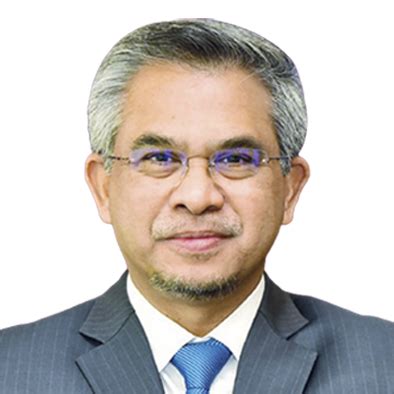 Ungku abdul aziz (lahir 27 ogos 1947) merupakan anak kepada profesor diraja ungku aziz dan sharifah azah aziz, ialah wanita yang pertama dilantik sebagai gabenor bank negara malaysia. KLIFF Speakers - 16th Kuala Lumpur Islamic Finance Forum