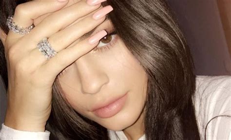.kylie jenner hat sich ihren 63 millionen abonnenten auf instagram komplett ungeschminkt die fast. Kylie Jenner: Peinlicher Paparazzi-Moment!