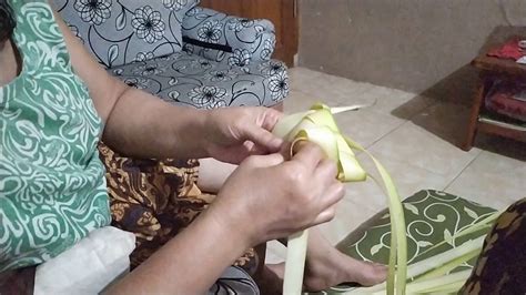 Cara membuat atap dari daun kelapa mengayam daun kelapa untuk. Cara Buat Kulit Ketupat Janur Kelapa yah keliatan nya ...