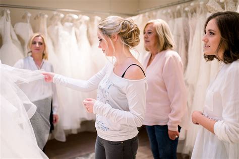 Hochzeitskleid meerjungfrau v ausschnitt spaghettibänder rückenloses brautkleid. Brautkleid Solingen, Brautmode Solingen, Hochzeitskleid ...