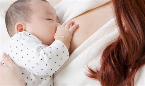 Cara sendawakan bayi baru lahir. Panduan Cara Menyusui Bayi yang Benar untuk Ibu Baru