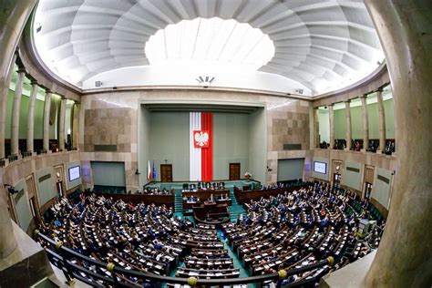 Obok plan sytuacyjny przedstawiający kompleks budynków sejmowych. Sejm szuka sprzątaczek. Wymagania większe niż dla posłów ...