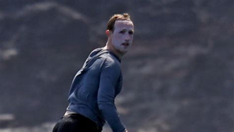 Facebook ceo mark zuckerberg has gone viral after he was seen surfing with heavy sunscreen on his face. Here Are The Funniest Reactions To Mark Zuckerberg Surfing With Way Too Much Sunscreen On - POP ...