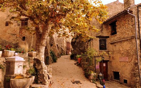 Gareoult is a large village in the middle of flatland crossed through by the issole river. Tourtour un village caracteristique entre les oliviers ...