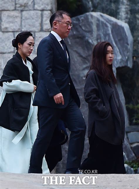 정의선 부회장은 설립해와 이듬해 각각 14억 9800만원을 투자해 지분을 확보했다. TF포토 가족과 함께 고 정주영 제사 정의선 부회장 - 포토 > 기사 ...