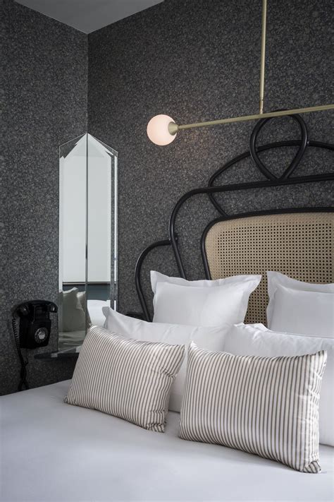 120 x 46 x 46 h, cassapanca. L'Hotel Panache di Parigi - Living Corriere | Interni camera da letto, Interni di hotel, Camera ...