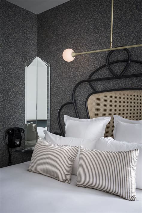 Numerosissimi comunque sono tutti i tipi di panche che vi proponiamo, tanto da interno quanto da esterno. L'Hotel Panache di Parigi - Living Corriere | Interni camera da letto, Interni di hotel, Camera ...