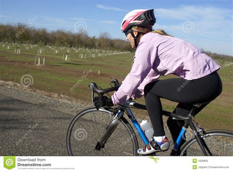 Nackte frauen auf fahrrad kostenlose sexvideos sind hier aufgelistet. Frau auf Fahrrad stockbild. Bild von pedaling, sturzhelm ...
