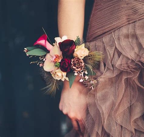 A bouquet of flowers can symbolize almost anything you want it to, but most importantly, it's a gesture of showing someone you care and want them to feel special. Corsage e bouquet originali - Matrimonio a Bologna Blog