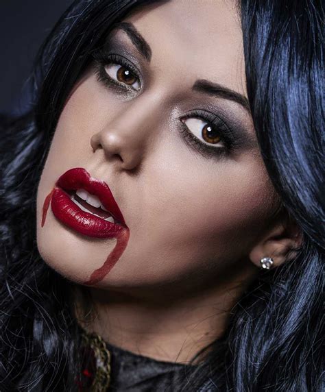 Che ne dici di sorprendere tutti con una cascata di glitter? Trucco Halloween ragazza 2020: 100 idee make up semplici