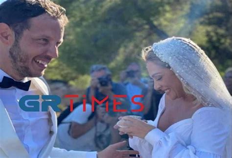 Η μενεγάκη, ο σκαϊ, το φλερτ με τον σούπερ μάριο και τα αρνητικά σχόλια. Ελεονώρα Ζουγανέλη: Παντρεύτηκε με παραδοσιακό γάμο στις ...
