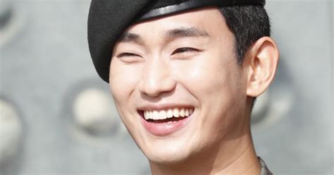 kim soo hyun jakku naega hal su inna nae kkumi irweojilkka naeditneun georeum han georeum georeumi dashi duryeoweo jil ttaemada. Kim Soo Hyun Has Just Been Discharged From The Military ...