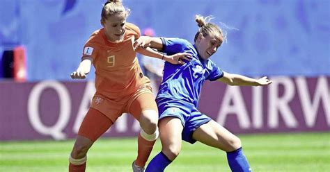 Een wedstrijdje 1 tegen 1 voetbal kan ook heel spannend zijn. Oranje verzekert zich van ticket voor Olympische Spelen | Voetbal | Telegraaf.nl