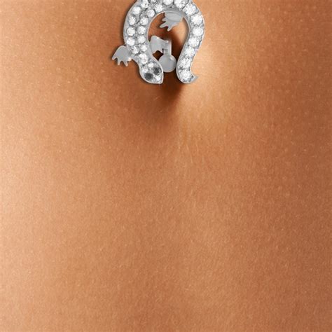 Le piercing nombril, appelé belly button ring en anglais, est une modification corporelle très répandue chez les filles mais également bien présente chez les. Piercing de nombril en or blanc avec salamandre - Femme ...